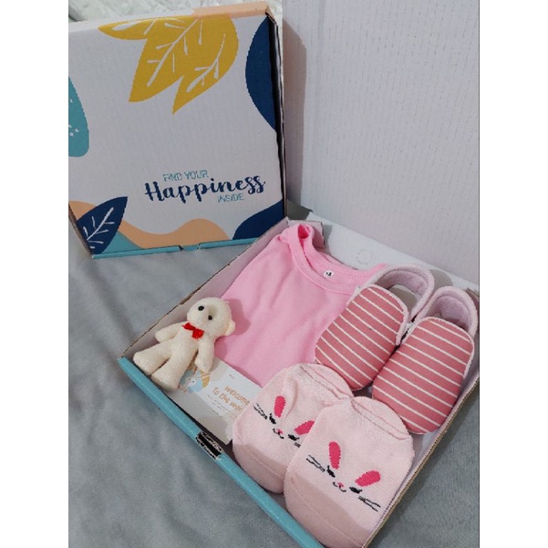 (4 IN 1 BABY BOY GIRL) HAMPERS KADO LAHIRAN BAYI GIFT BOX SEPATU BAJU JUMPER KUPLUK KAOS KAKI SEPATU FLATSHOES BONEKA MURAH MERIAH HADIAH LAHIRAN-Pink garis