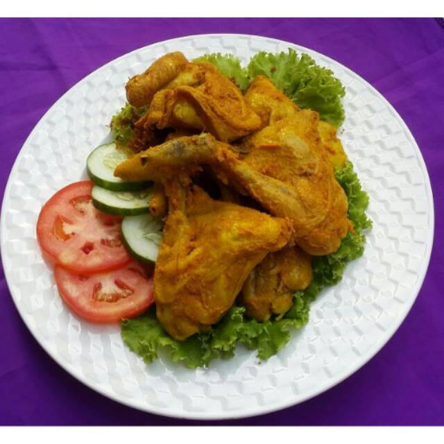 

Ayam bumbu kuning siap di goreng