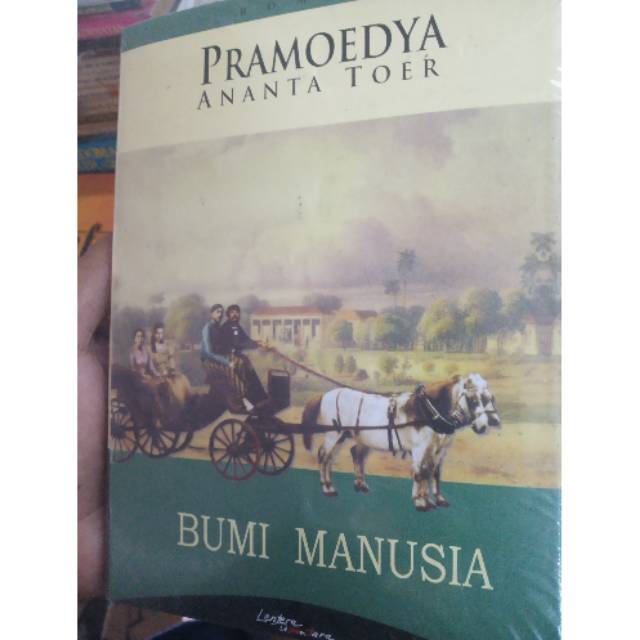 novel BUMI MANUSIA BY PRAMOEDYA ANANTA TOER