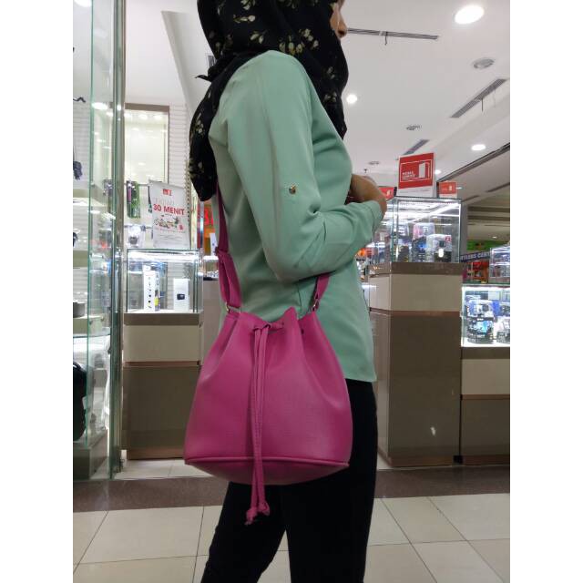 FASHION WANITA: TAS SELEMPANG SERUT