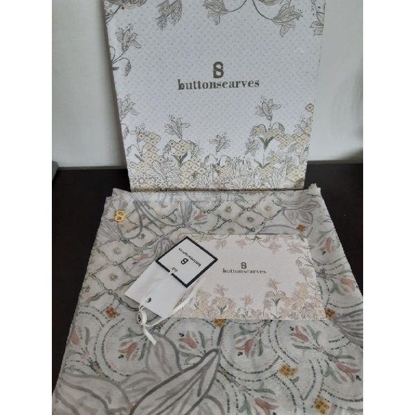 Buttonscarves Maharani White