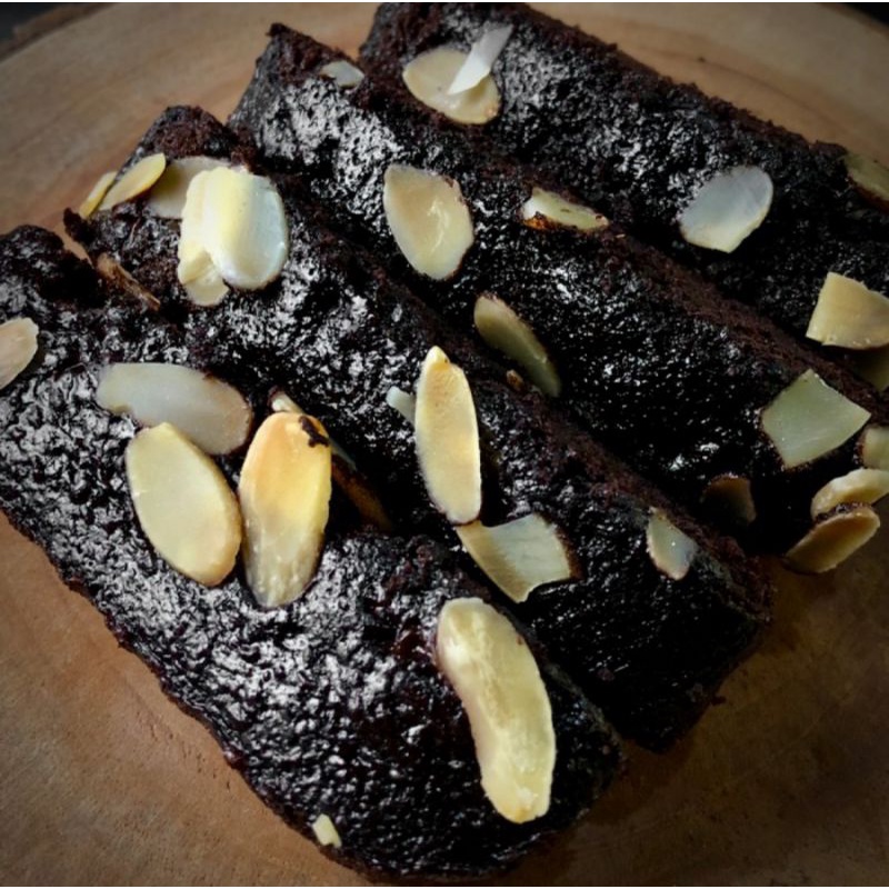 

Dark Chocolate Cake with Almonds