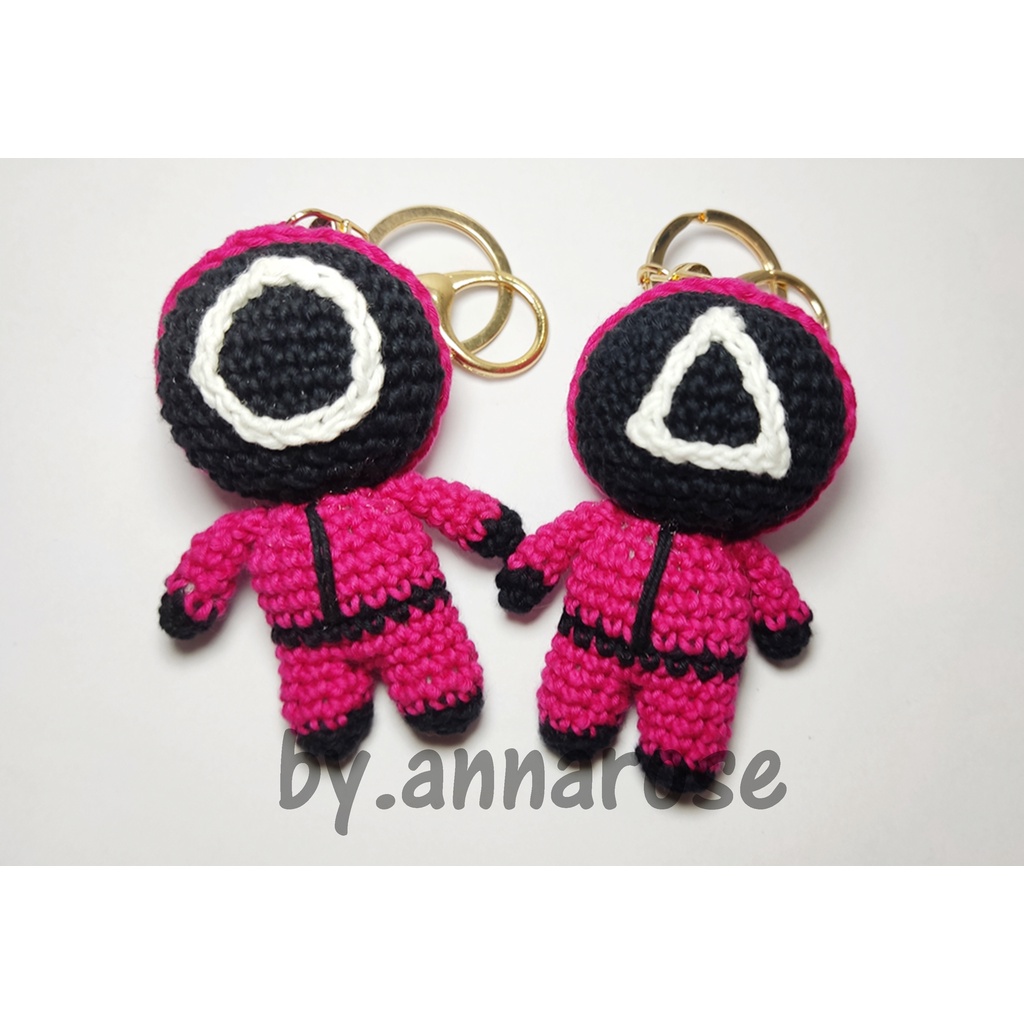 Boneka squid game rajut gantungan kunci