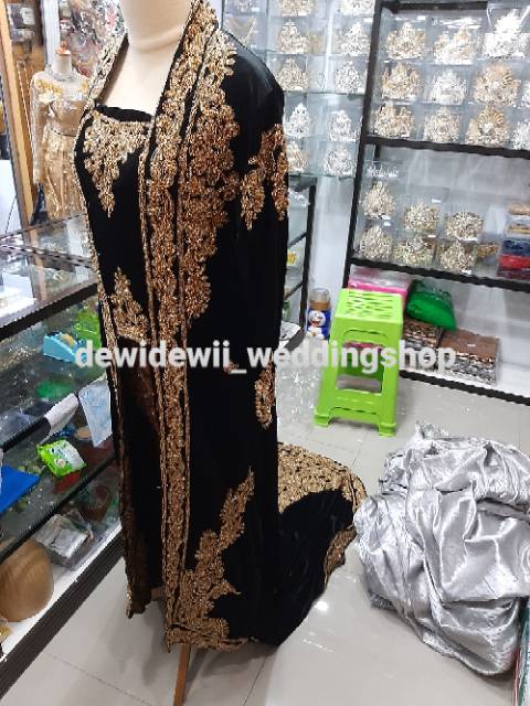 Baju bludru Pengantin Putri, ekor panjang