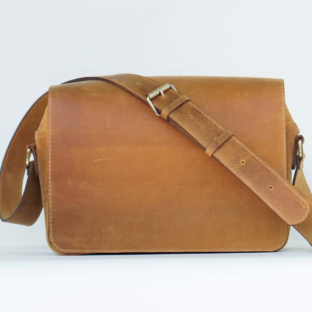 Daewa Man  L Tas Kulit Asli Tas Slempang Pria Colour Tan Genuine Leather