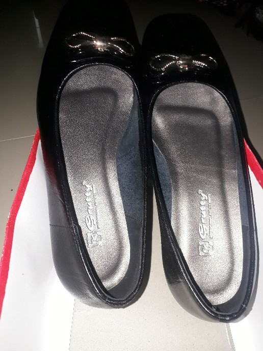 Sepatu Pantofel Wanita Kerja Kulit Warna Hitam Grutty In-038