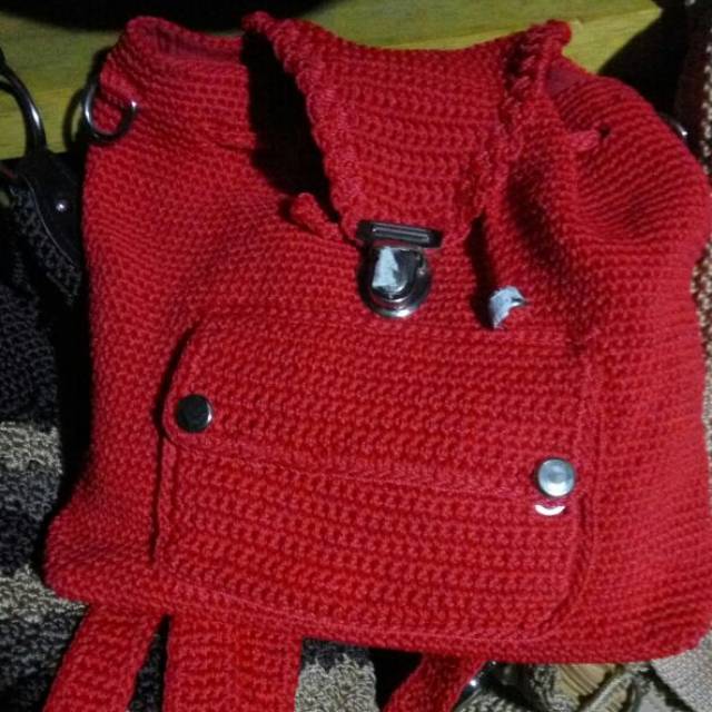 Tas ransel rajut..
Serut..
Furing resleting dalam..2 variasi ransel bisa slempang...
Bahan nilon..