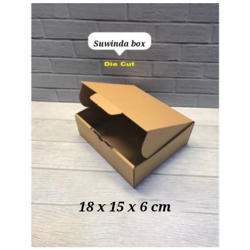 

Kardus uk. 18x15x6 cm.... box karton model pizza U/ aksesoris-dll