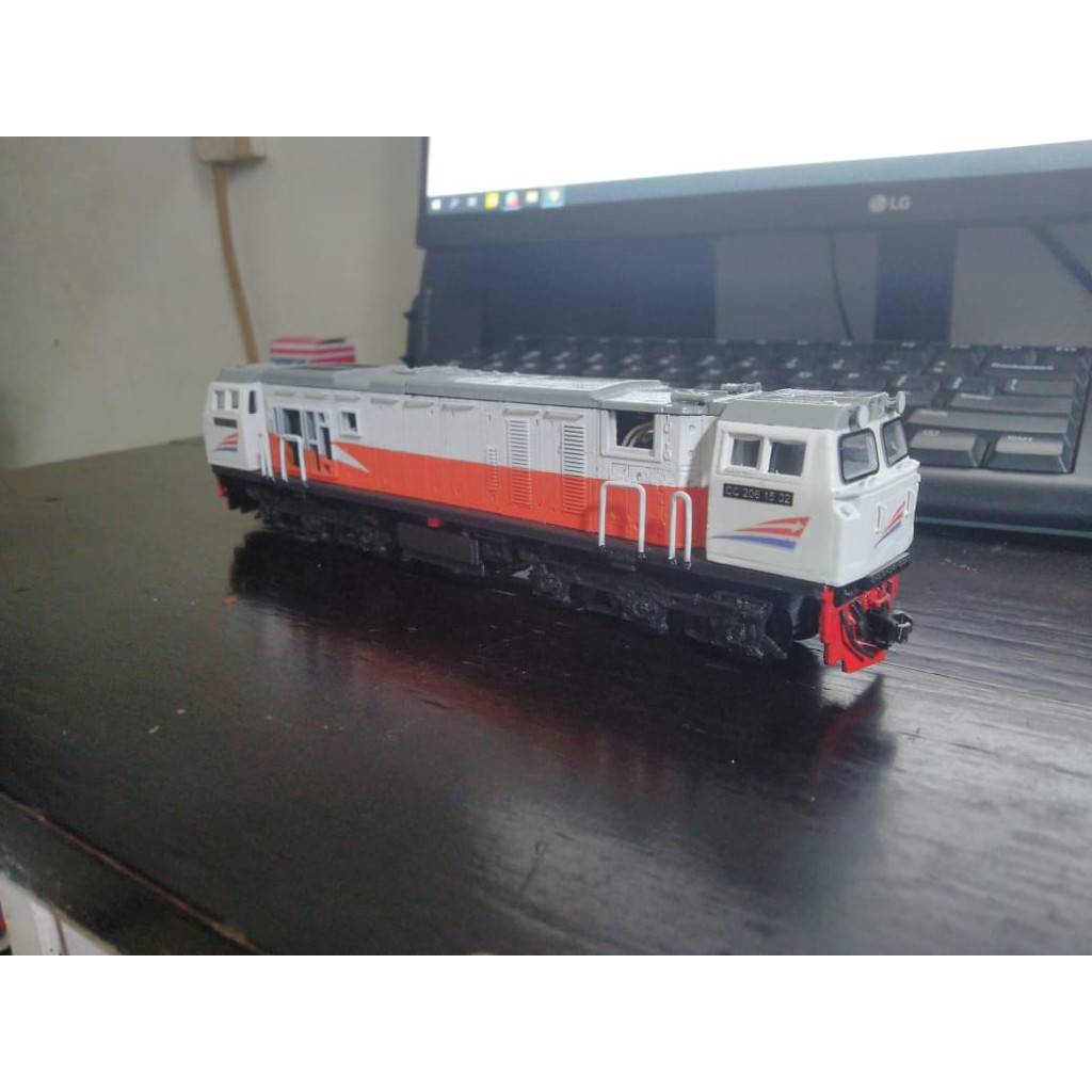 Miniatur Lokomotif CC 206 Skala HO tenaga baterai dinamo