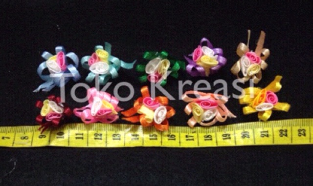 Bunga aplikasi pita satin