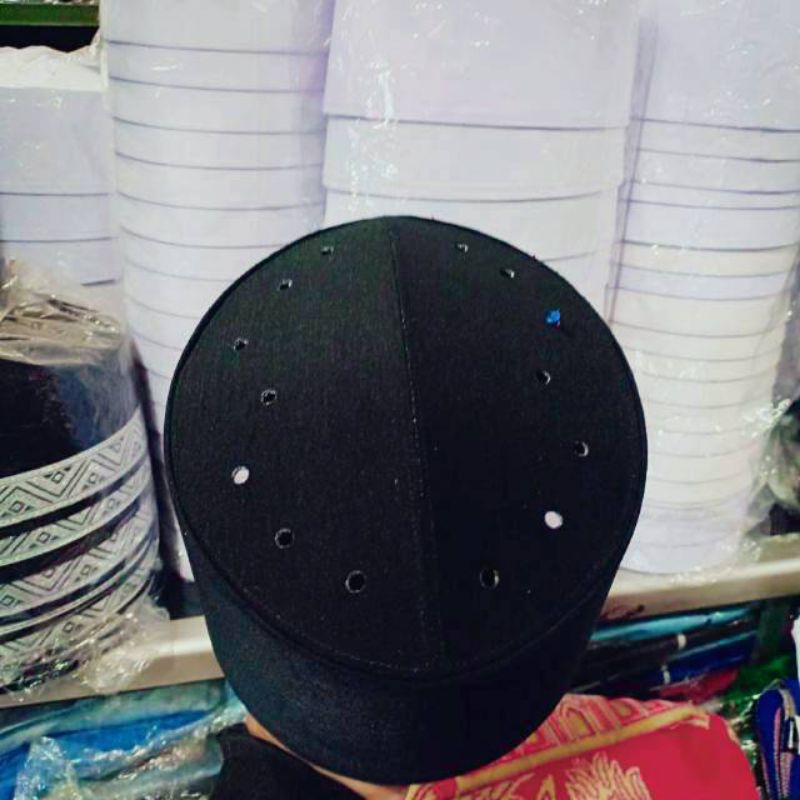 Peci fiber kain putih mengkilap