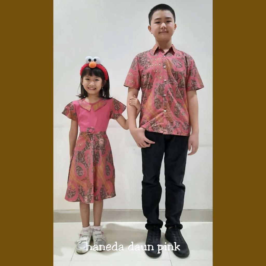 BATIK COUPLE KELUARGA SARIMBIT SERAGAM FAMILY PASANGAN HANEDA DAUN PINK AYAH IBU ANAK LAKI LAKI PEREMPUAN COWOK CEWEK PASANGAN MUDA JUMBO MODERN BATIK SET TERBARU NATAL PAKAIAN WANITA PREMIUM QUALITY CAMISOLA CLOTHING