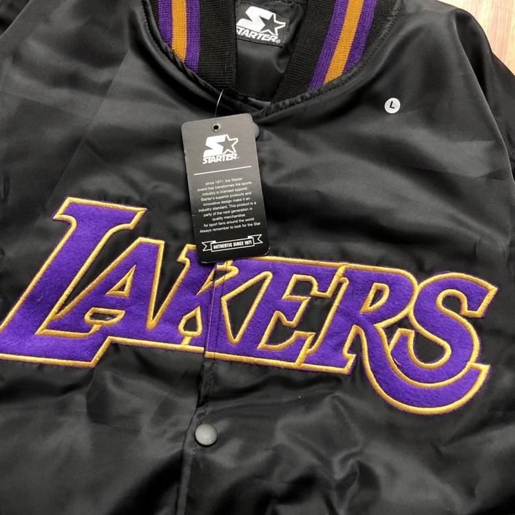Penjualan Terbanyak.. JAKET BOMBER VARSITY - LAKERS TEXT UNGU BORDIR HITAM TAG + LABEL JACKET