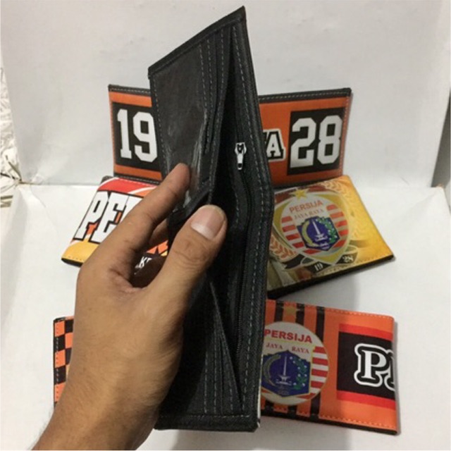 dompet Persija Jakarta model lipat biasa bahan kulit sintetis lokal LAX motif cetak club sepak bola Persija Jakarta #dompet #dompetanak #dompetremaja #dompetbola #dompetlipat #dompetkeren