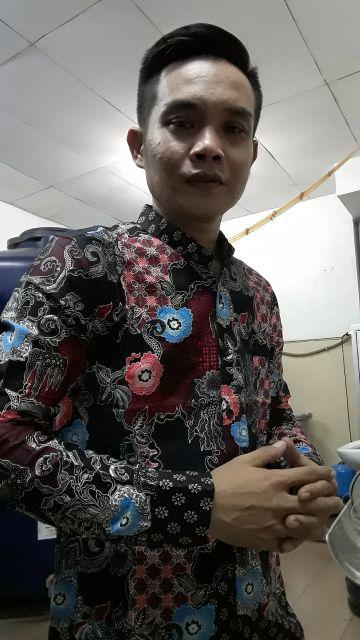 Credomenstore Kemeja Batik Pria Lengan Panjang Hitam Full Motif Floral Maron / Baju Cowok