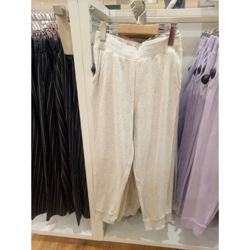 Sendal dan Celana Stradivarius Jastip Crew