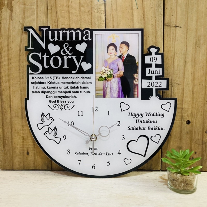 KADO PERNIKAHAN NASRANI : JAM DINDING AKRILIK UNIK