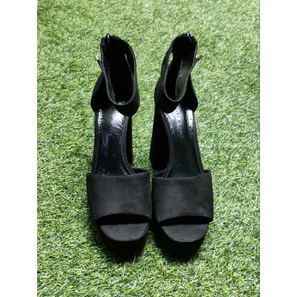 Sepatu charles and keith