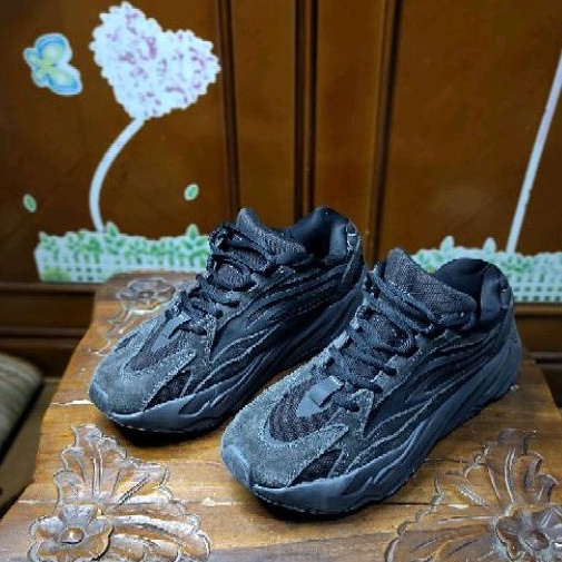 ADIDAS YEEZY BOOST 700 V2 VANTA