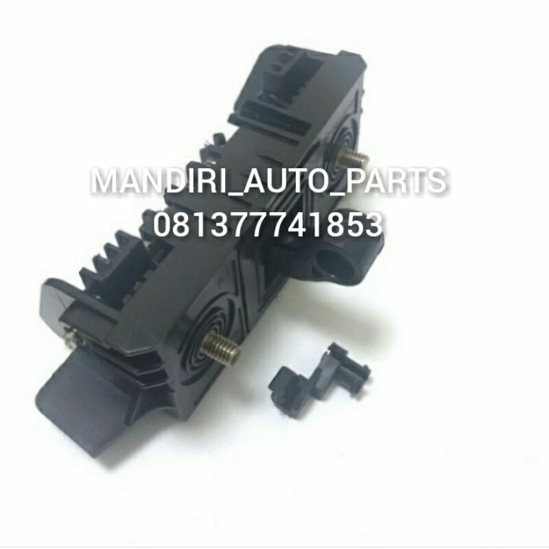 Handle bagasi - handle pintu bagasi belakang Suzuki Ertiga.