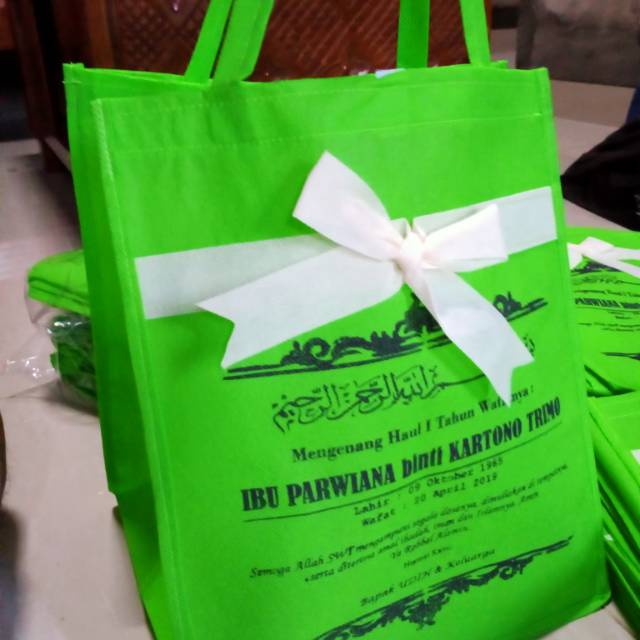 

Tas spunbond..tas syukuran hajatan box 22x22 dan box roti