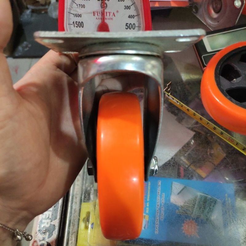 roda orange 5in hidup (mutar) harga 1pc/roda pvc nilon 5&quot; orange hidup(harga satuan)