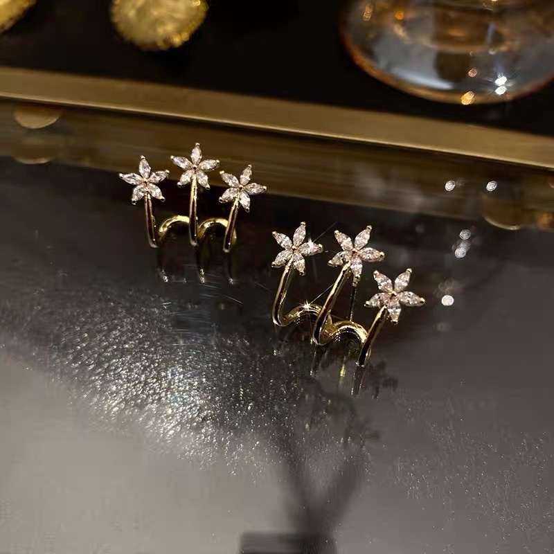 Anting Stud Silver Needle S925 Bentuk Bintang Aksen Berlian Imitasi Gaya Retro Perancis Untuk Wanita