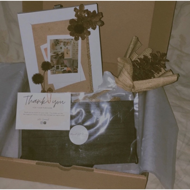 

Hampers Manado | Polaroid in frame Hampers