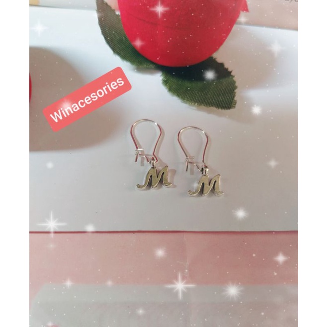 Anting Titanium, Anting inisial