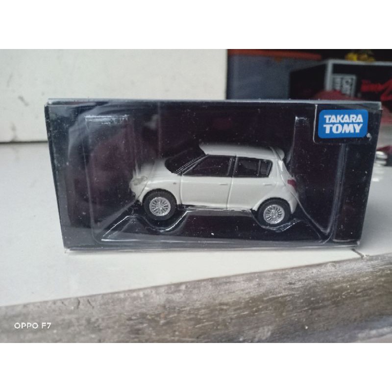 Tomica limited Suzuki Swift warna putih..