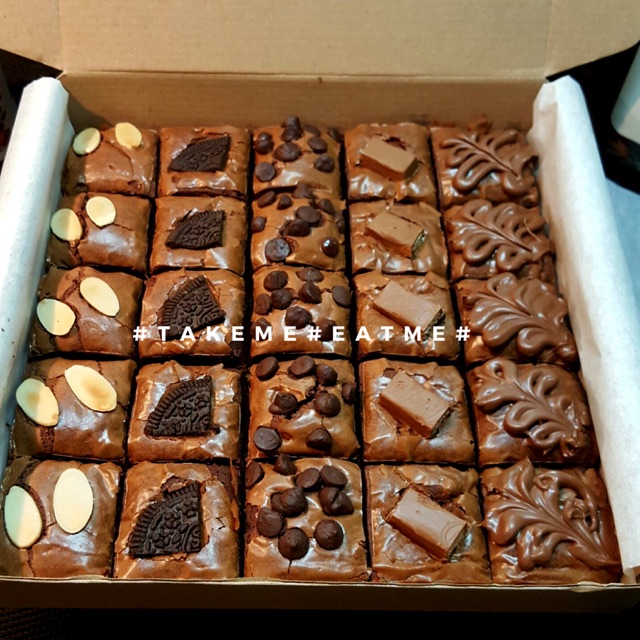

Mix Fudge Premium Brownies #ada sensasi kenikmatan di setiap gigitannya#browniespanggang#