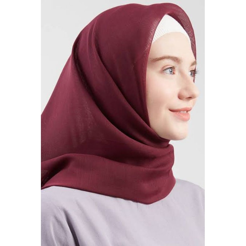 Hijab segi empat paris premium polos by : catlyn carla-Maron