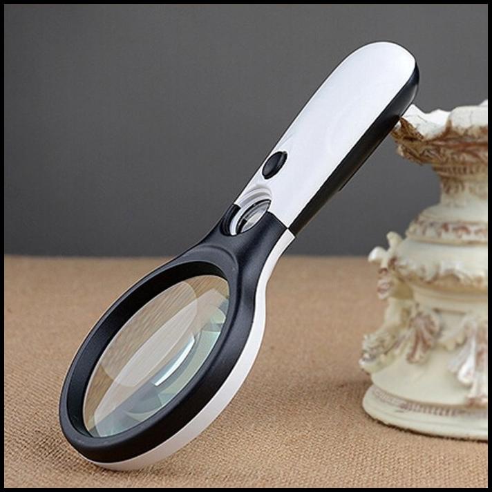 

Heaven | Lensa Kaca Pembesar 45X Dengan Lampu 3 Led Untuk Membaca