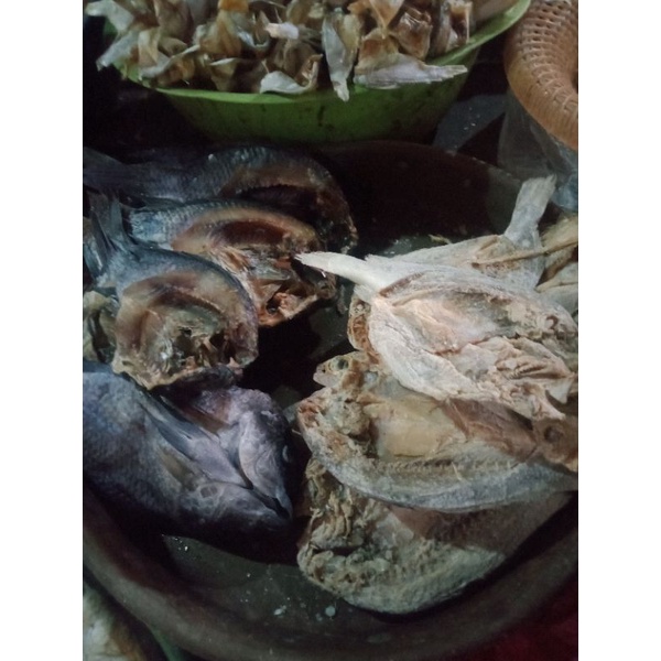 

Ikan Asin Pabean Jalan Panggung Surabaya Fresh Banyak Jenisnya (Ikan Asin Cumi,Belik Watu,Padat,Dll)