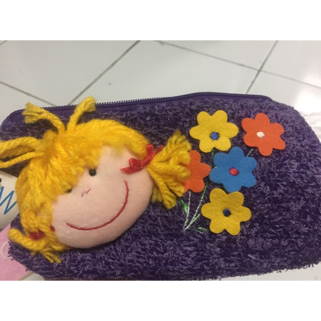 

Tempat / kotak pensil bahan rajutan dg motif kartun di depannya.