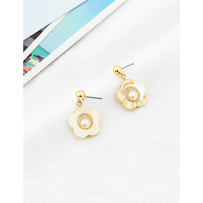 LRC Anting Tusuk  Fashion Gold Petal Shell Earrings F47034