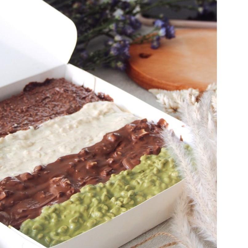 

TERLARIS BRANDS FESTIVAL Mbun Brownies Panggang Mix Topping Ukr 22x22 grosir
