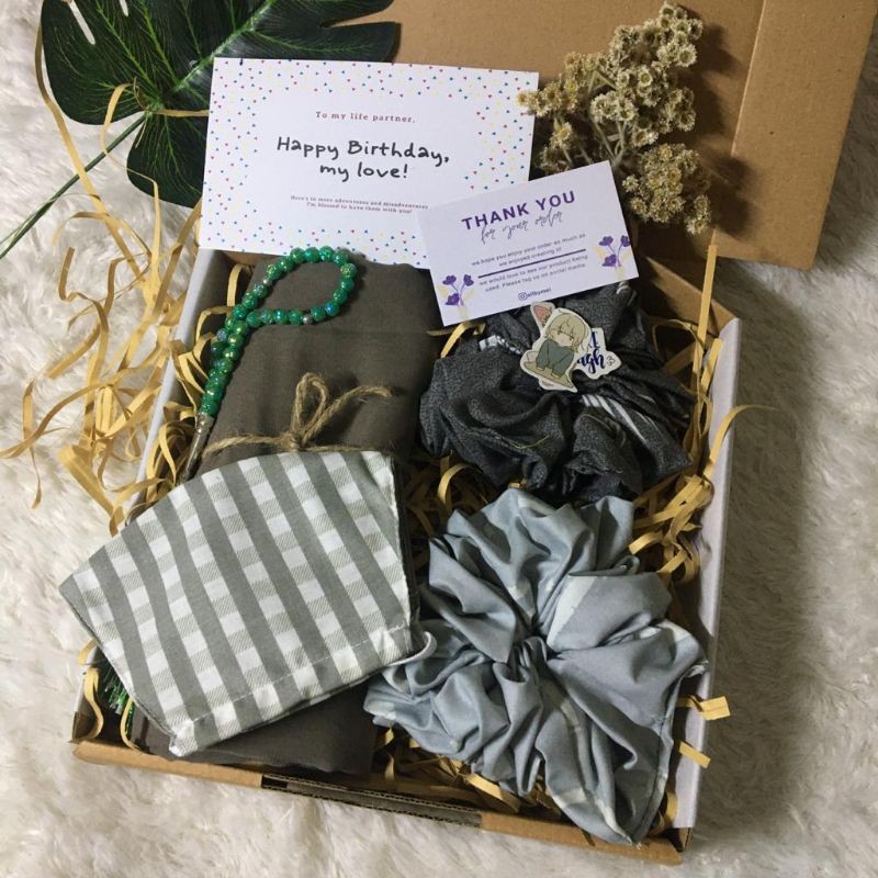 

GIFT BOX PAKET KOMPLIT PLUS (Hijab+ 2 scrunchy)