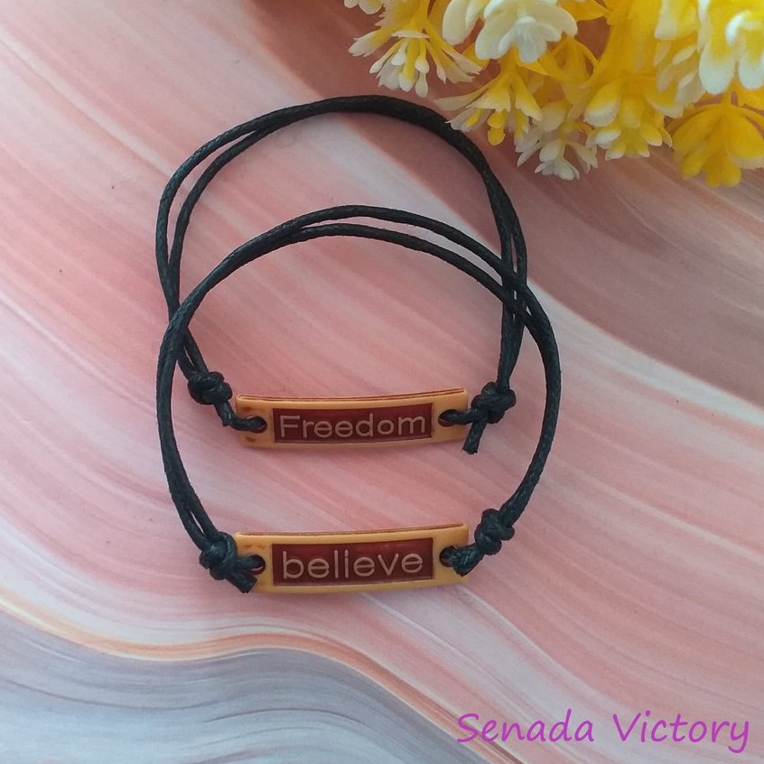 Senada Victory Gelang Serut Cinta Persahabatan Gelang Tulisan Kayu