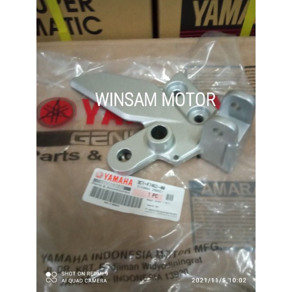 Dudukan Breket footstep depan Kanan R/H Yamaha Vixion old asli 100% Original YAMAHA YGP