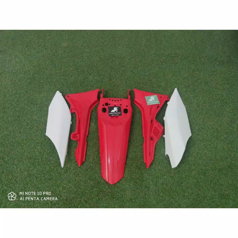 cover body tengah belakang dan spakbor CRF 150L Warna Merah putih