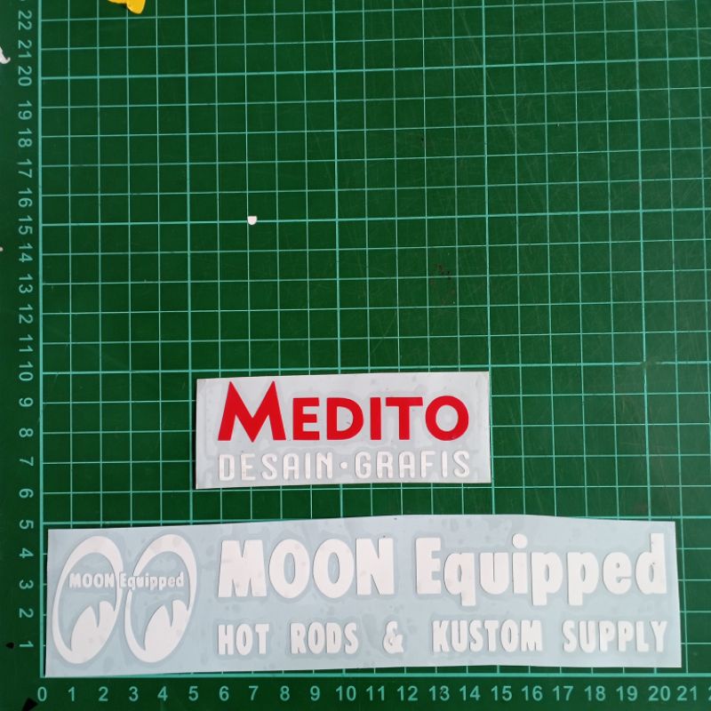 Sticker Cutting Moon Equipped