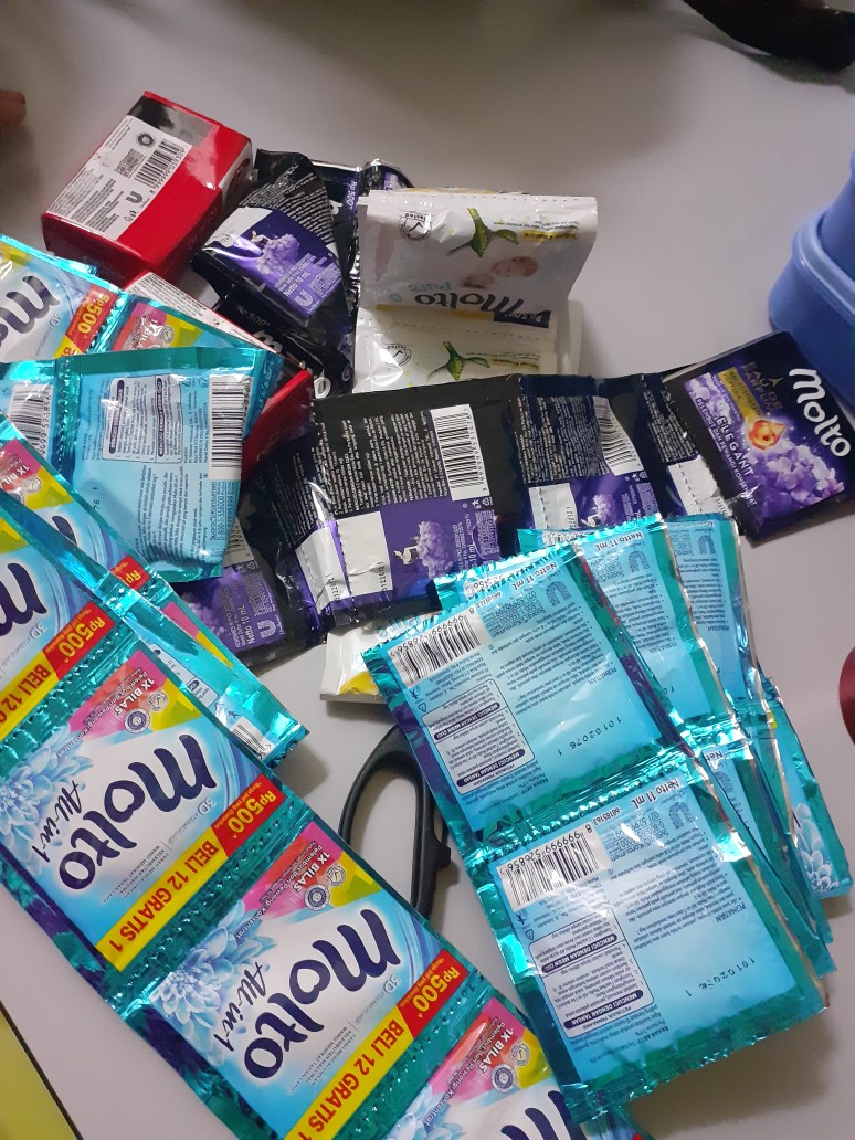 Pelembut Dan Pewangi Pakaian Molto Renceng 12x10ml