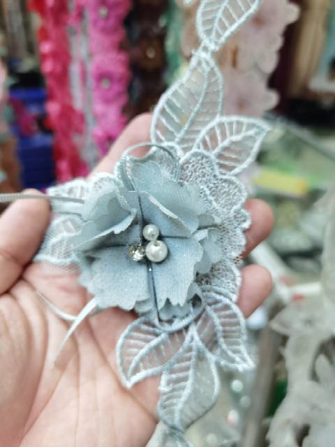 APLIKASI BUNGA KOREA DENGAN FRILL MMUTIARA DAN KRISTAL PER BUNGA