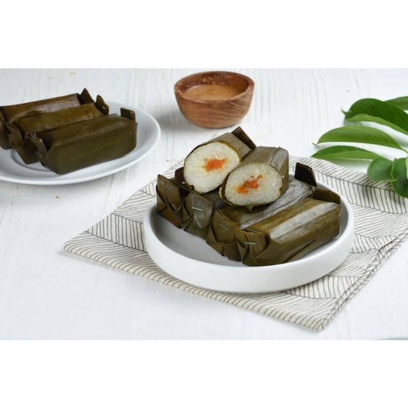 

ENAK | Lontong Isi Variasi di Bungkus dengan Daun Pisang