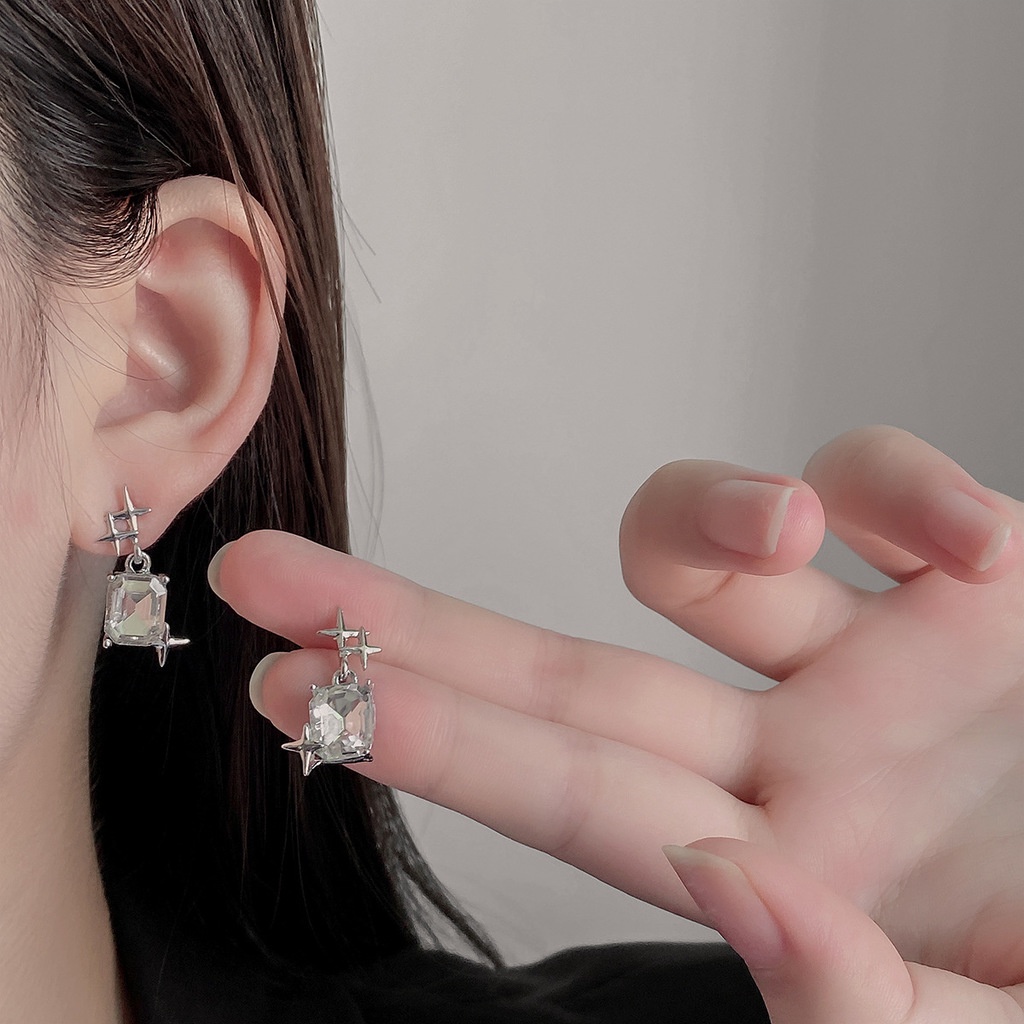 Anting Tusuk Gantung Desain Bintang Hias Kristal / Berlian Gaya Korea Untuk Wanita