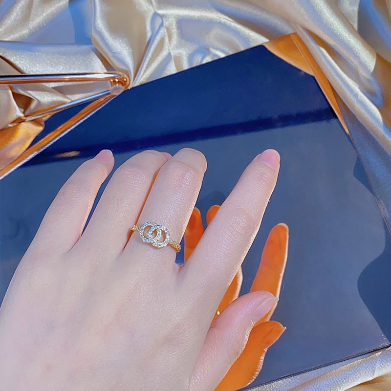 Eropa Amerika Fashion Gaya Baru Interlocking Ring Double O Letter Ring Diamond-studded Influencer Gaya Yang Sama Cincin Perempuan Anti-fading Pasangan Cincin Reksa Hadiah