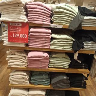  Kaos lengan panjang UNIQLO  WOMAN Shopee Indonesia