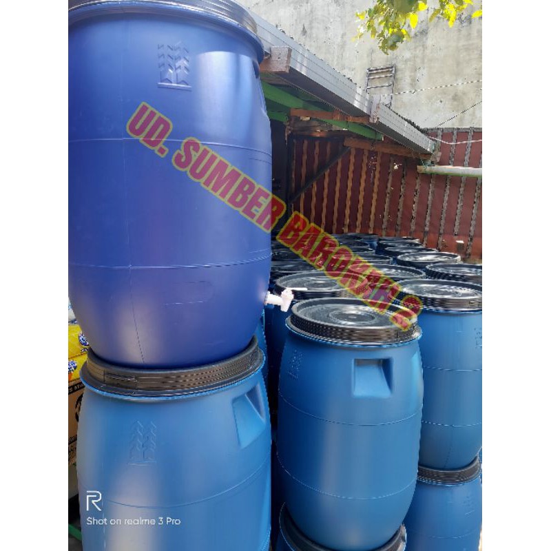 tong kran cuci tangan dan gentong air biru