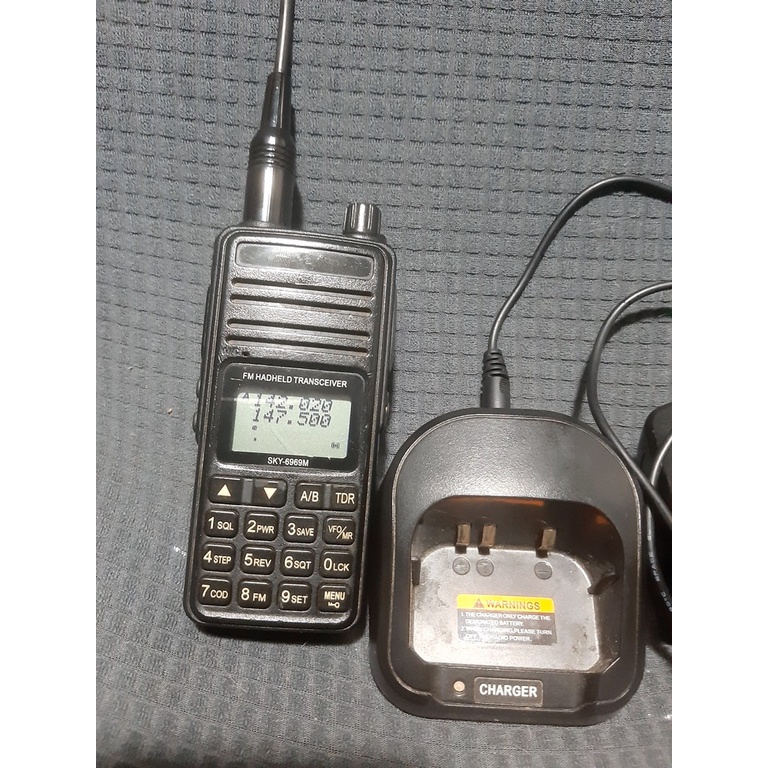 Ht Sky Max Sky-9696  Frekuensi Dual Band: Uhf dan Vhf Power 7 Watt